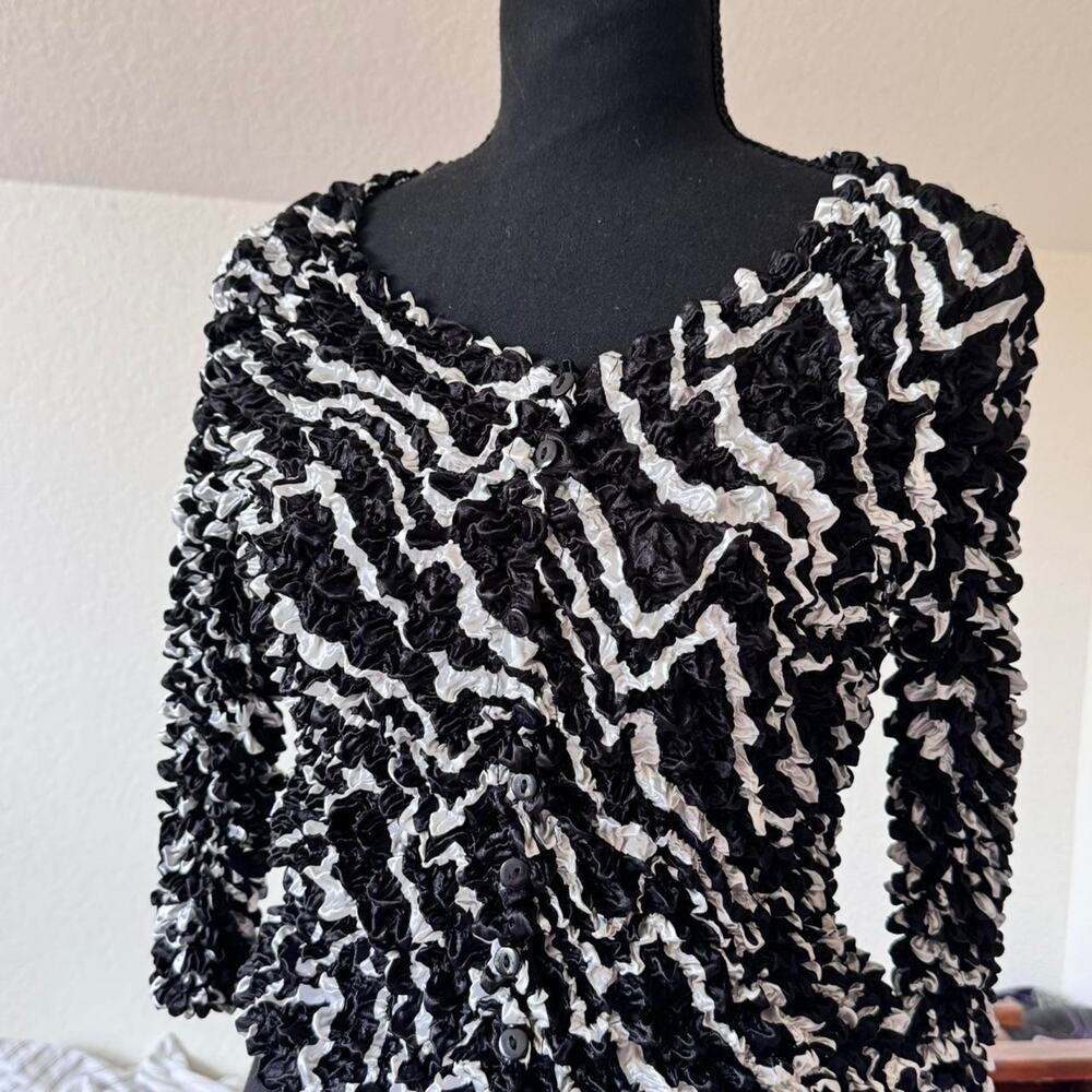 Y2k black and white satin crinkle top one size witchy fairy whimsy stretchy‎